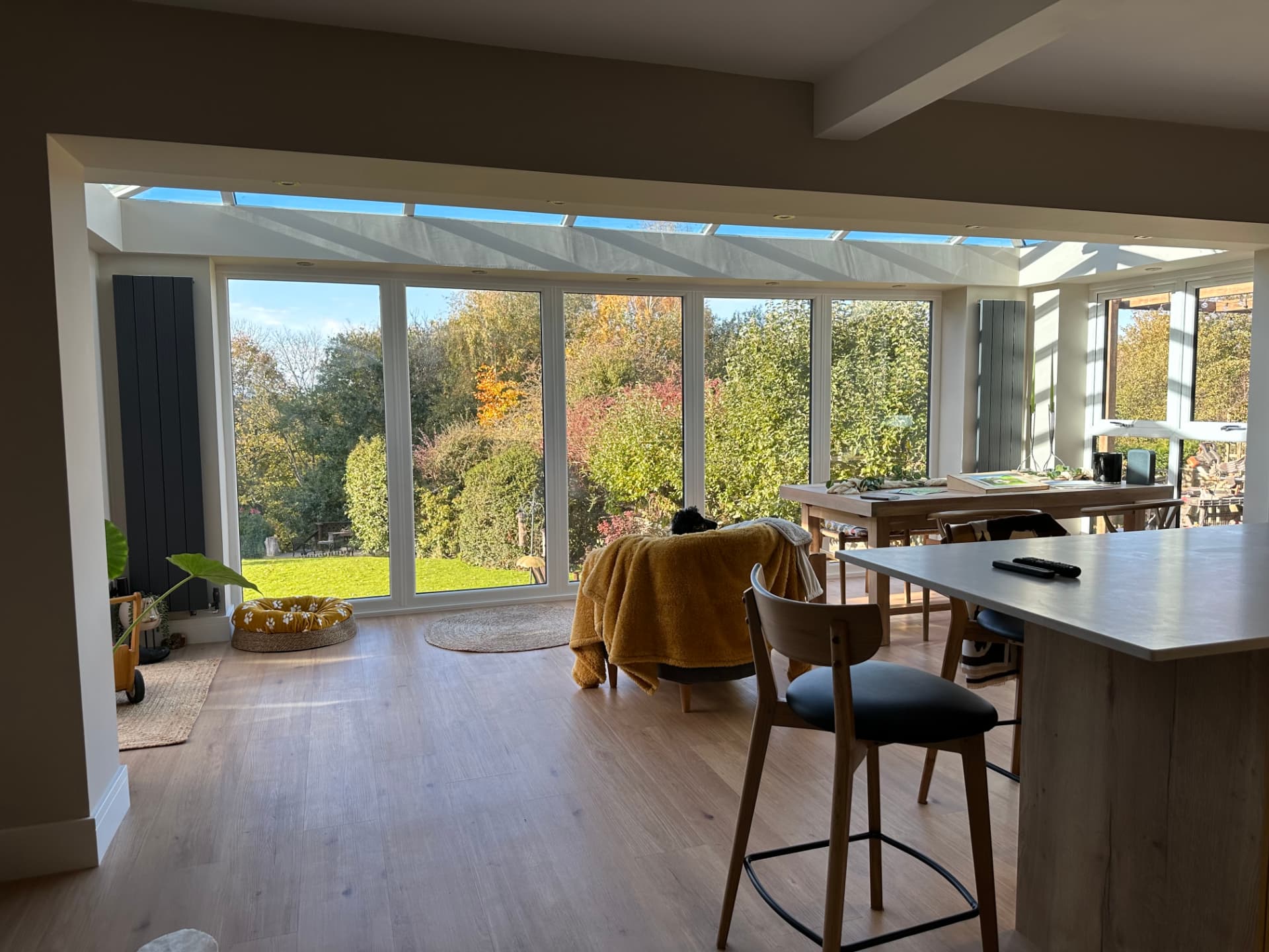 Wide opening between kitchen and glazed garden room